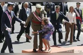 各国领导人出糗瞬间：奥巴马长吻法国第一夫人，米歇尔一脸尴尬图片