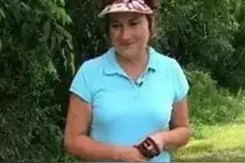 爱犬在高尔夫球场肆意奔跑，河中鳄鱼咬住它后她举起了球杆图片