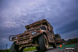 这支解放军部队兵员大部分是大学生，装备华丽图片