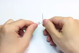 回形针拆开经过扭弯，做出儿时常玩的橡筋弹射工具图片