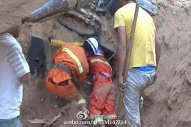 挖机跌入百米深沟　消防紧急处置（组图）图片