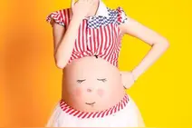 坐月子婆婆白天不让孩子睡觉，得知原因让人气恼图片