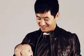 郭晓冬与儿子郭子成一起拍照，帅帅的郭晓冬不敌儿子伸舌卖萌图片