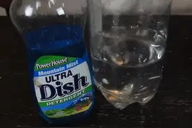 干冰与肥皂制成的泡沫，用手一拍就会冒出阵阵的白雾图片