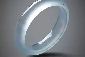 翡翠手镯的正确佩戴方法：到底戴左手还是右手？图片
