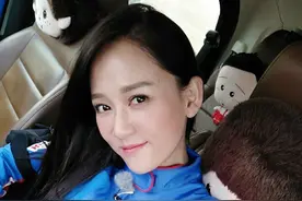 乔恩一身的广告，一身的钱！但是还是把网友帅到了图片
