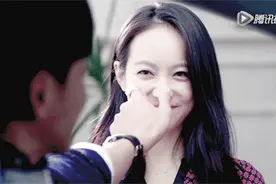 爆笑GIF：女朋友要出差了，她丢下一袋纸巾就走了图片