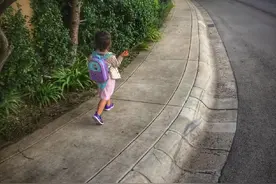 孙莉晒多妹背影照 背书包上学萌态十足图片