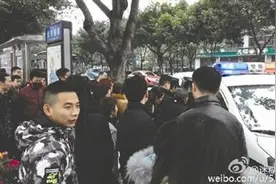 孩子想上厕所大哭 外婆被群众报警称“偷娃娃”图片