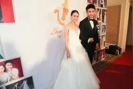 弦子穿低胸性感婚纱与李茂在京办婚礼 现场自曝洗鸳鸯浴时被求婚图片