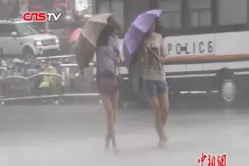 暴雨突袭郑州 行人顶风狂奔戏称白昼变黑夜图片