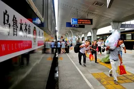 成都铁路局开行15趟赴疆列车 采棉务工人员为主要客流图片