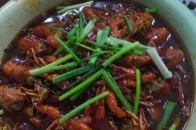 小美女亲自下厨，为家人做一桌海鲜大餐图片