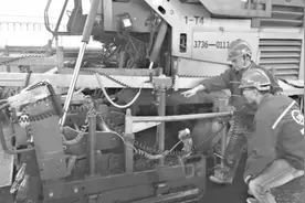 39℃烈日下他们仍在铺沥青 再苦再累却有满满的成就感图片