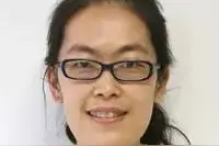 问答女儿7岁了，正在换牙，但是有一颗乳牙总也不掉，新的牙都已经长出来了，用不用带她去医院拔掉呢？还是等牙自己掉？图片