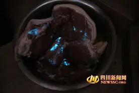 四川老太买回"发光猪肉":水洗刀切都不管用图片