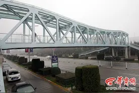 宝鸡高新区文理学院人行天桥已投用图片