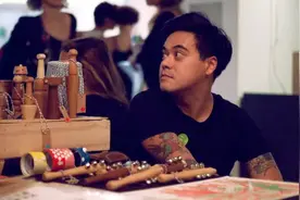 这是一款栩栩如生的木质玩具图片