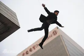 梦见别人跳楼图片