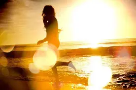 有时候，转身离开要好过假装若无其事的坚持图片