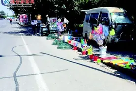 摊贩不收敛地笼仍卖得欢图片