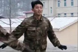 你的意中人是个盖世英雄，有一天他会踩着小蓝鞋来娶你。图片