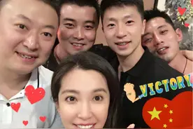 国乒聚餐受众星追捧：李冰冰兴奋合影，王宝强露笑碰杯敬酒图片