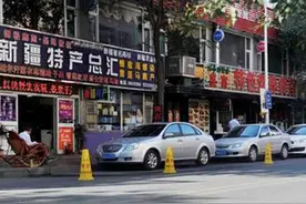 免费停车路段商户摆锥桶“禁停” 乌鲁木齐市民不愿意了图片