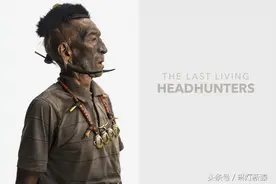 凶残的食人族当猎头习俗废弃后，来到让摄影师给拍了组写真图片
