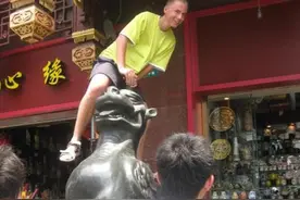 “高”素质的外国人在中国：站在长城上小解，爬上雕像让人拍照图片
