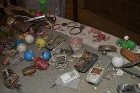 英国人什么都能冲下马桶，下水道出现泰迪熊和方向盘图片