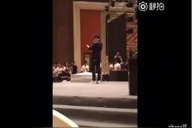 胡夏商演被逼重唱真相 被逼唱微商歌曲 在重唱和被打中选一项图片