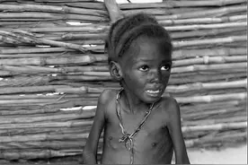 看一眼就让人动容的非洲饥饿孩子，爱你，但终不能拯救你图片