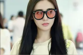 张天爱美美的热火出街大长腿抢镜，网友：自恋鬼手机锁屏是自己图片