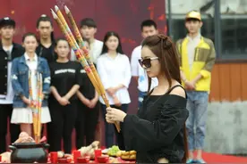 新戏开机为啥要烧香拜佛？真怕赵丽颖这个小细胳膊被折断图片