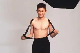 原来你是这样的张一山 裸上身拍大片man到爆图片