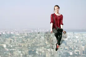 恐高症慎入！90后俄罗斯女孩挑战高空自拍图片