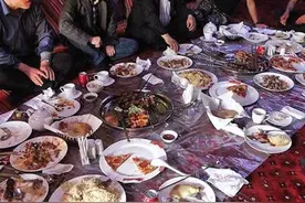 阿富汗的豪华大餐长什么样？凳子都没得图片