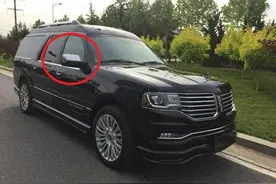 倒车贼盯上林肯，打不开车门，大哭：破车还上什么密码！图片