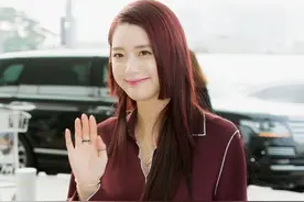 韩国明星Clara赴港 穿皮裤秀腿图片