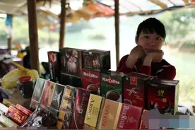 实拍中越边境线上的越南集市：会用中文揽生意，如同小型免税店图片