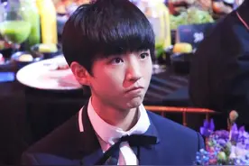 王俊凯穿西装：锅盖头小虎牙，帅气不失可爱，但不合身图片