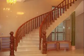 为什么楼梯不宜设在房间正中间？第3条理由不得不考虑！图片