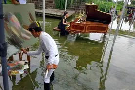 百万古钢琴沉湖中   艺术家赵半狄水中写生图片