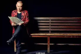 郭德纲懒理曹云金骂战去加拿大巡演，儿子郭麒麟给捶背比爹还帅图片