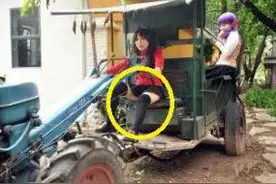 开手扶拖拉机的乐趣你不懂！女司机说：泥溅的我一脸都是！图片