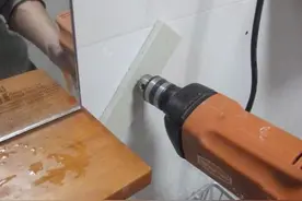 如何避开水电线路在瓷砖上打孔？老师傅的说法很有道理！图片