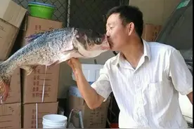 深深的一吻，让爱停留这一刻吧。图片