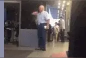 机场网友拍下接机的老人  纷纷留言：羡慕被接的人图片