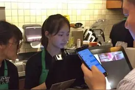 实拍：高颜值咖啡店点餐员妹子 网友直呼：清纯图片